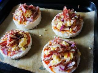 5、蛋白米饭腊肠批萨,撒马斯里啦芝士碎，然后堆尽可能多的腊肠丝，表面在撒一层黑胡椒粒