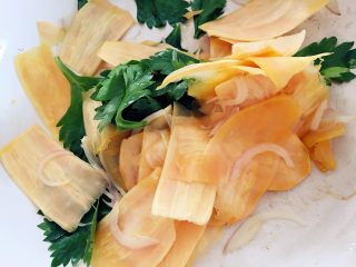 3、红薯千层烘蛋饼-甜甜的，香香的，滑滑的,把红薯片和芹菜叶（可用紫甘蓝、卷心菜、西兰花等代替）加入，再翻炒3分钟左右，直至红薯片变黄。