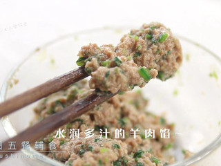 5、羊肉小水饺,切碎加入羊肉馅中。