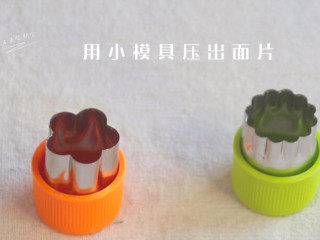 7、羊肉小水饺,用小模具压出一个个面片。