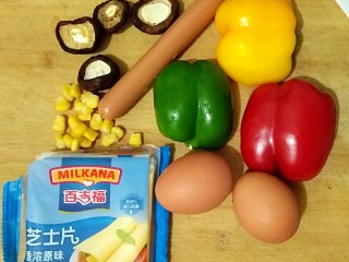 1、Mini披萨,准备食材。将彩椒，香菇和火腿肠抖切小丁。