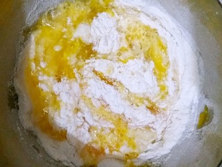 2、Mini披萨,两个鸡蛋加入50g面粉（加入面粉的量视鸡蛋的大小自己掌握）