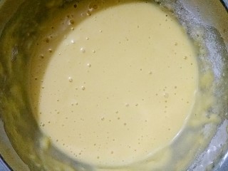 3、Mini披萨,将鸡蛋和面粉一起搅拌均匀至无颗粒状。