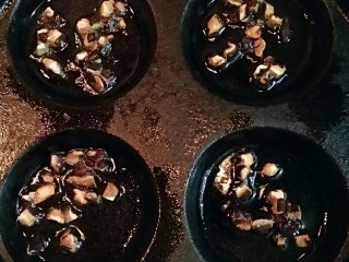 4、Mini披萨,蛋堡锅预热，放少量橄榄油，将香锅丁先煎一下（香菇熟的慢）