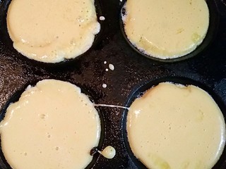 5、Mini披萨,然后倒入搅拌均匀的鸡蛋面粉混合液。