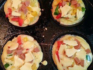 7、Mini披萨,将芝士片掰成小块铺在上面，继续加盖，小火焖3分钟，待只是融化，底儿焦脆就可以出锅了。