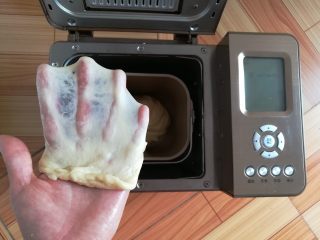 2、快手三明治,和面完成，顺手拉一个手套膜，28分钟出膜妥妥的