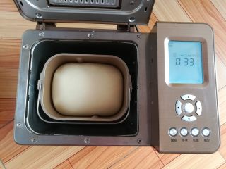 5、快手三明治,面团发酵到面包桶的8分满，自动进入烘烤模式