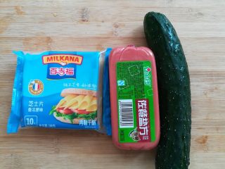 8、快手三明治,准备好做三明治夹馅的材料