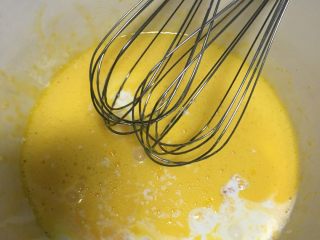 3、淡奶油蛋糕,筛入蛋糕粉搅拌