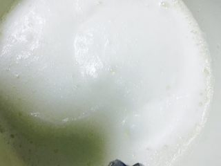 6、淡奶油蛋糕,打成这样时再放一次糖