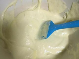 11、淡奶油蛋糕,倒入三分之二的蛋白中翻拌均匀