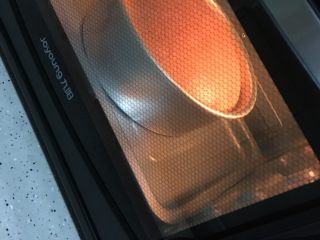 15、淡奶油蛋糕,到时间取出水，蛋糕放到下层145度30分钟