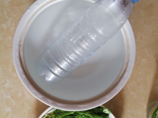 1、连骨头也不放过——秘制酸辣鸡爪,如果家里没有现成冰块的先提前放一瓶水到冷冻室冷冻。