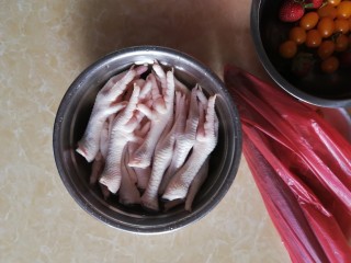 2、连骨头也不放过——秘制酸辣鸡爪,我买的是现杀的鸡鸭摊位的鸡爪，拿回来先洗净杂质。