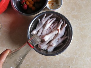 4、连骨头也不放过——秘制酸辣鸡爪,再次冲洗干净后加清水泡约20分钟，加入少许料酒一起，去腥。