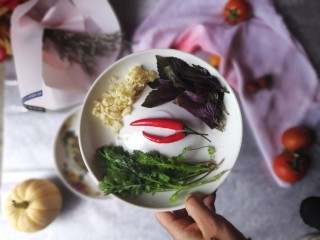 5、连骨头也不放过——秘制酸辣鸡爪,准备酱料需要的材料：香菜，蒜米，小米椒，紫苏叶，切好备用。