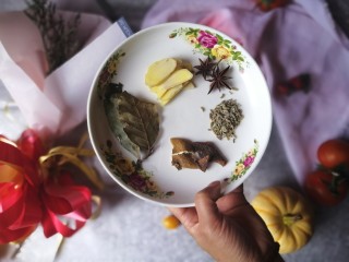 6、连骨头也不放过——秘制酸辣鸡爪,汤底料：香叶，生姜片，八角，小茴香，陈皮，桂皮。