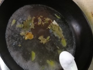 7、连骨头也不放过——秘制酸辣鸡爪,锅中放水，加入汤底料，加入盐一勺半，水开后煮3-5分钟煮出底味。