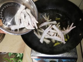 8、连骨头也不放过——秘制酸辣鸡爪,放入鸡脚，盖盖子中火煮5-6分钟。