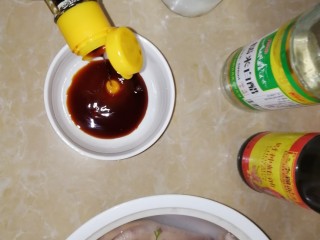 10、连骨头也不放过——秘制酸辣鸡爪,调酱料，拿个碗倒入小半碗酱油。