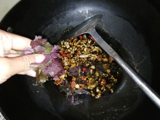 16、连骨头也不放过——秘制酸辣鸡爪,放入紫苏叶，加约3勺清水，汁开后关火，酱汁晾凉。