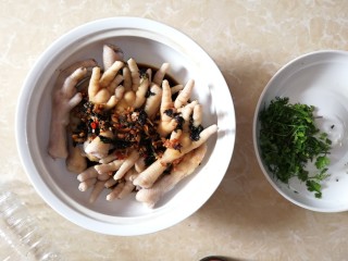 17、连骨头也不放过——秘制酸辣鸡爪,倒去泡鸡爪的冰水，加入晾凉的酱汁。