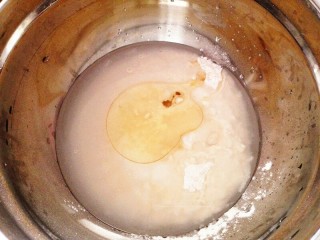 1、黑胡椒牛肉披萨,先和面，把酵母放在热水里化开，此处用了多少水是算在总水量里的呀，