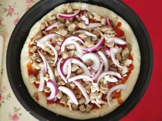 8、黑胡椒牛肉披萨,洋葱切丝撒在上面，