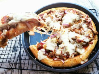 13、黑胡椒牛肉披萨,拉丝了，肉满满的，很好吃。