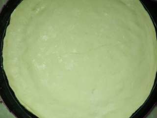 3、披萨,把圆饼放在电饼档里。把饼拽的和电饼档一样大。