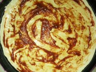 4、披萨,刷上披萨酱。