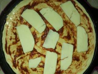 5、披萨,放上芝士酱