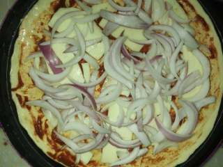 6、披萨,在放上洋葱。