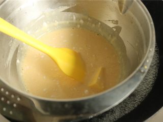 6、fluff草莓味棉花糖奶黄冰皮月饼,隔热水开始加热，会比较烫，记得戴隔热手套操作。