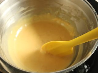 7、fluff草莓味棉花糖奶黄冰皮月饼,加热的过程中要一直不停的搅拌，避免局部结块糊掉。