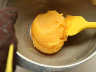 8、fluff草莓味棉花糖奶黄冰皮月饼,大约10分钟后，会变成这种细腻的状态，盆壁上会微微黏一些，这种程度就可以了。晾凉待用。