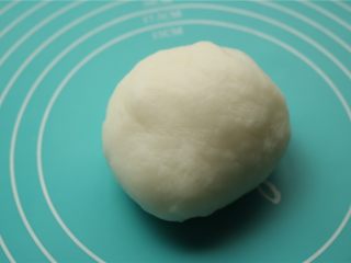 11、fluff草莓味棉花糖奶黄冰皮月饼,移到垫子上，不那么烫的时候用手揉搓面团，变得劲道又细腻就可以了。