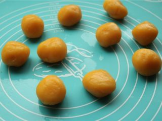 13、fluff草莓味棉花糖奶黄冰皮月饼,奶黄馅也分成25克一个，因为比较软，所以送入冰箱冷冻10分钟再开始操作。