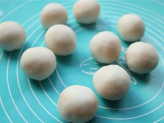 16、fluff草莓味棉花糖奶黄冰皮月饼,全部做完。