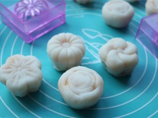 20、fluff草莓味棉花糖奶黄冰皮月饼,全部花型都做几个。全部压完，可以吃掉了。