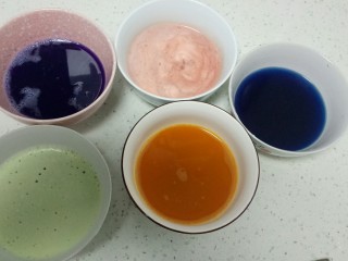 1、不用洗面的～五颜六色的凉皮,今天我做了五种颜色，但我告诉了大家如何做出8种颜色。紫甘蓝、西红柿、菜椒南瓜分别加入适量水榨汁，蝶豆花泡茶，其材料用量根据自己的喜好，喜欢颜色深就多放食材少放水，喜欢颜色浅就少放食材多放水。