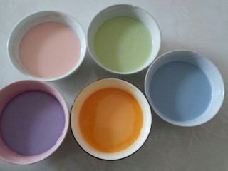 2、不用洗面的～五颜六色的凉皮,每种颜色分别加入:高筋面粉、玉米淀粉、土豆淀粉搅拌均匀，过筛。