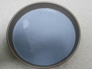 3、不用洗面的～五颜六色的凉皮,披萨盘上均匀抹油，倒入过筛后的蝶豆花面汁。