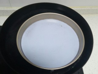 4、不用洗面的～五颜六色的凉皮,锅中水开后放入。