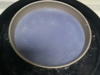 5、不用洗面的～五颜六色的凉皮,盖盖中火蒸汁面皮古起泡，就熟了。