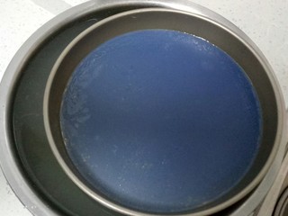 6、不用洗面的～五颜六色的凉皮,放入冷水盆中冷却。