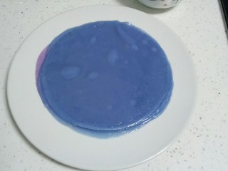 7、不用洗面的～五颜六色的凉皮,冷却后接起，放入抹油的盘子里，每一张凉皮之间都要均匀抹油。