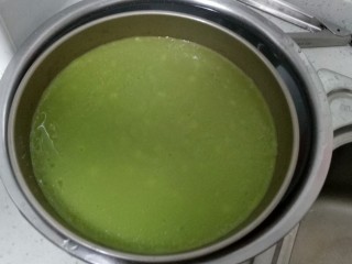 10、不用洗面的～五颜六色的凉皮,这是绿色的。