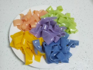 14、不用洗面的～五颜六色的凉皮,分别取一张切成自己喜欢的宽度。